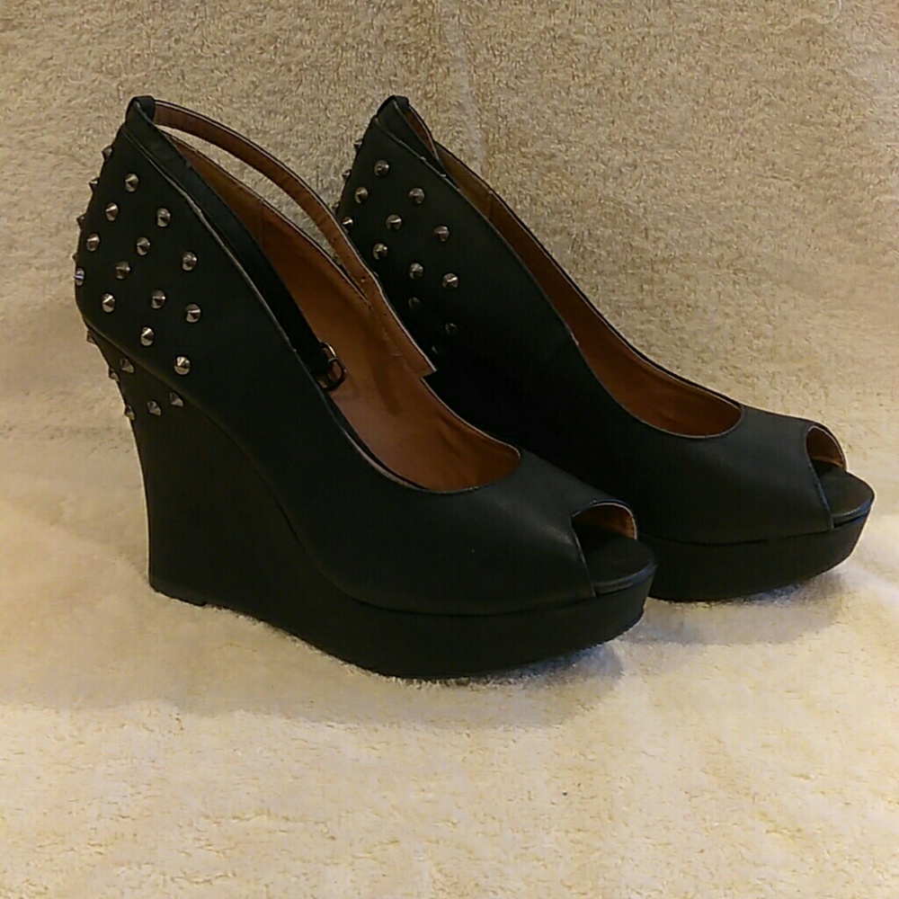 Black wedges